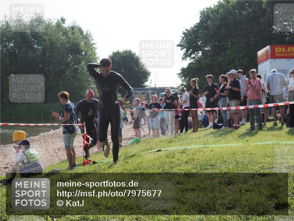 15.06.2025 - 27. Vierlanden-Triathlon KatJ http://msf.ph/oto/7975677 15.06.2025 08:32:24 Schwimmen 50, 188 meine-sportfotos.de