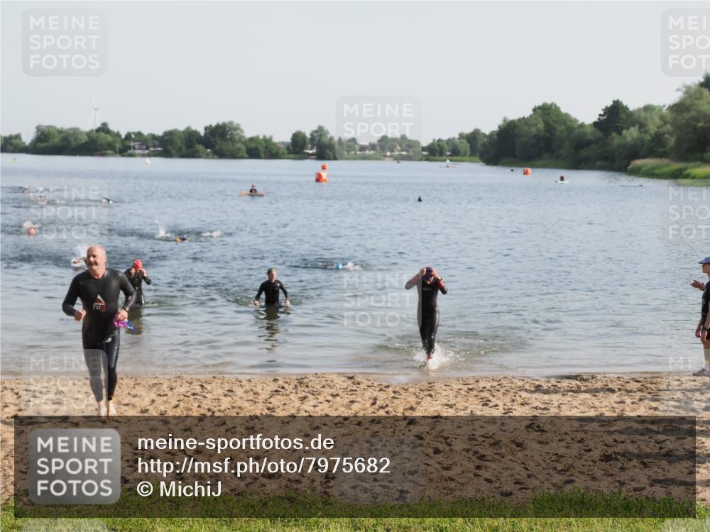 21.06.2025 - 27. Vierlanden-Triathlon MichiJ http://msf.ph/oto/7975682 15.06.2026 08:42:49 Schwimmen 137, 154 meine-sportfotos.de