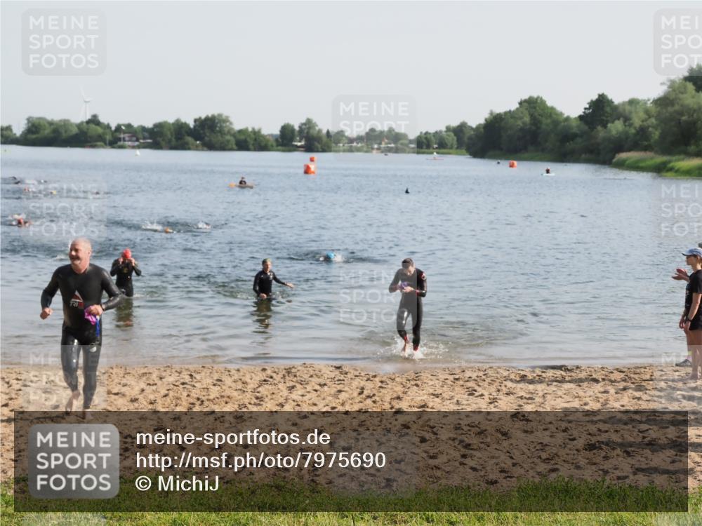 21.06.2025 - 27. Vierlanden-Triathlon MichiJ http://msf.ph/oto/7975690 15.06.2026 08:42:50 Schwimmen 137, 154 meine-sportfotos.de