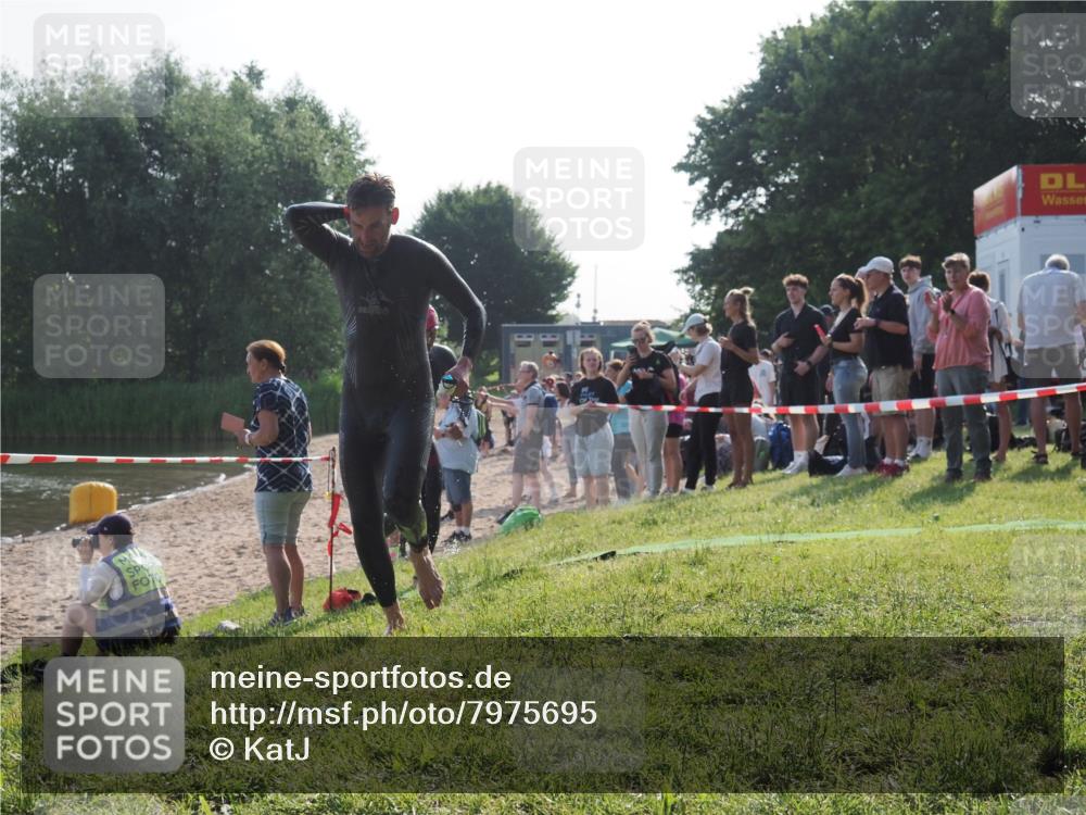 15.06.2025 - 27. Vierlanden-Triathlon KatJ http://msf.ph/oto/7975695 15.06.2025 08:32:24 Schwimmen 50, 188 meine-sportfotos.de