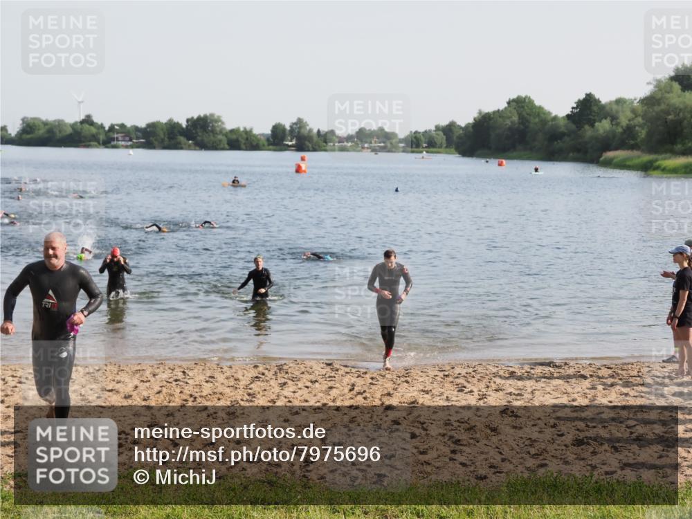 21.06.2025 - 27. Vierlanden-Triathlon MichiJ http://msf.ph/oto/7975696 15.06.2026 08:42:50 Schwimmen 137, 154 meine-sportfotos.de