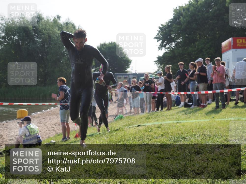 15.06.2025 - 27. Vierlanden-Triathlon KatJ http://msf.ph/oto/7975708 15.06.2025 08:32:25 Schwimmen 50, 188 meine-sportfotos.de