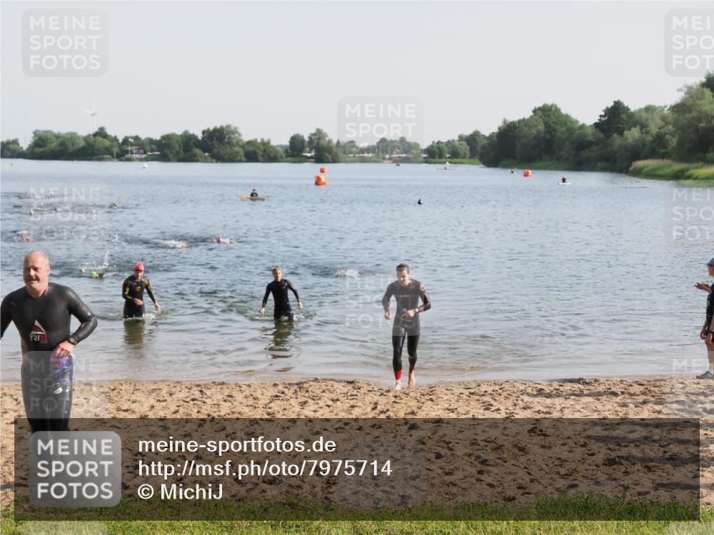 21.06.2025 - 27. Vierlanden-Triathlon MichiJ http://msf.ph/oto/7975714 15.06.2026 08:42:50 Schwimmen 137, 154 meine-sportfotos.de