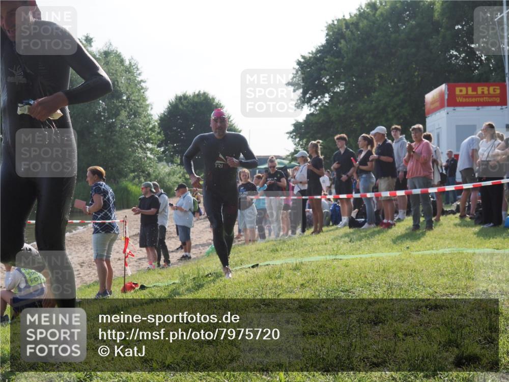 15.06.2025 - 27. Vierlanden-Triathlon KatJ http://msf.ph/oto/7975720 15.06.2025 08:32:25 Schwimmen 50, 188 meine-sportfotos.de