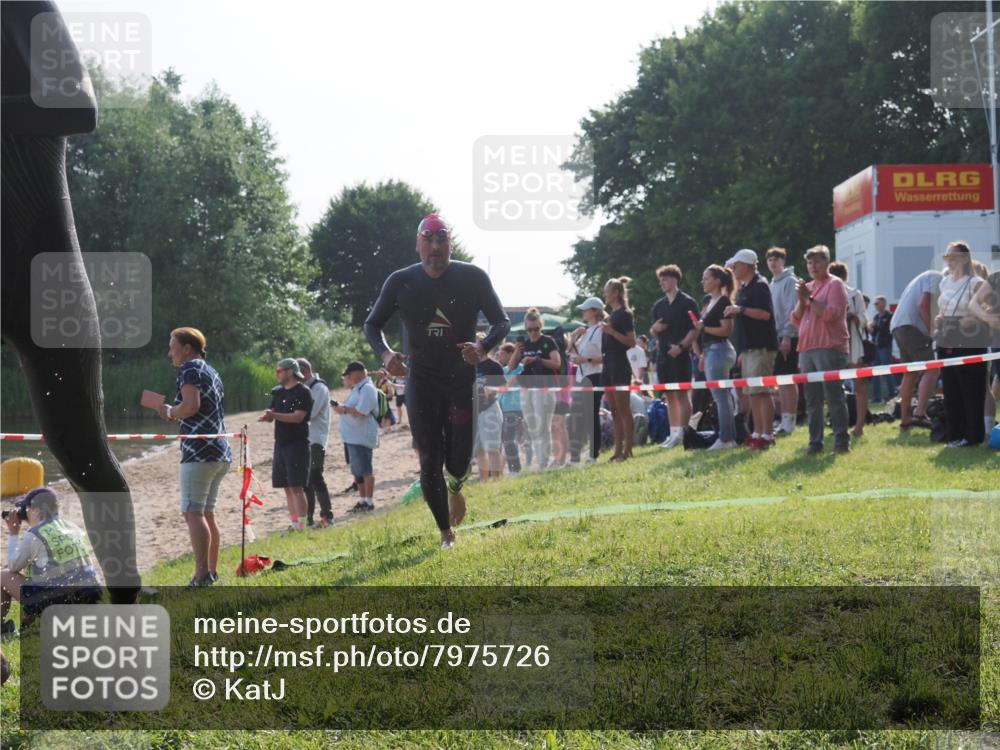 15.06.2025 - 27. Vierlanden-Triathlon KatJ http://msf.ph/oto/7975726 15.06.2025 08:32:26 Schwimmen 50, 188 meine-sportfotos.de