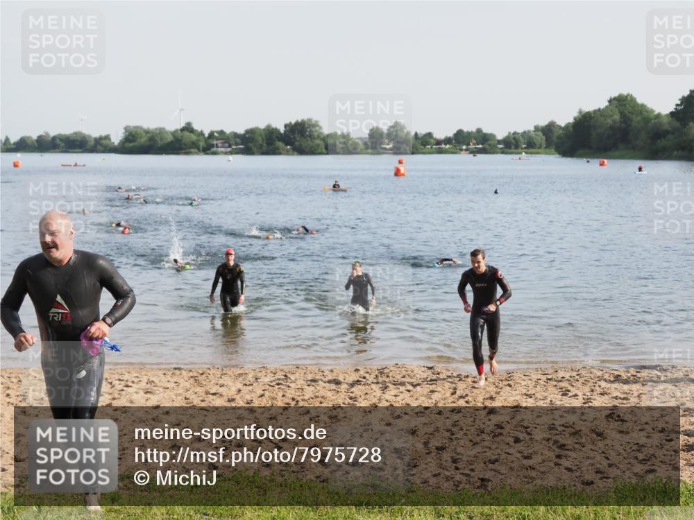 21.06.2025 - 27. Vierlanden-Triathlon MichiJ http://msf.ph/oto/7975728 15.06.2026 08:42:51 Schwimmen 18, 137, 154 meine-sportfotos.de