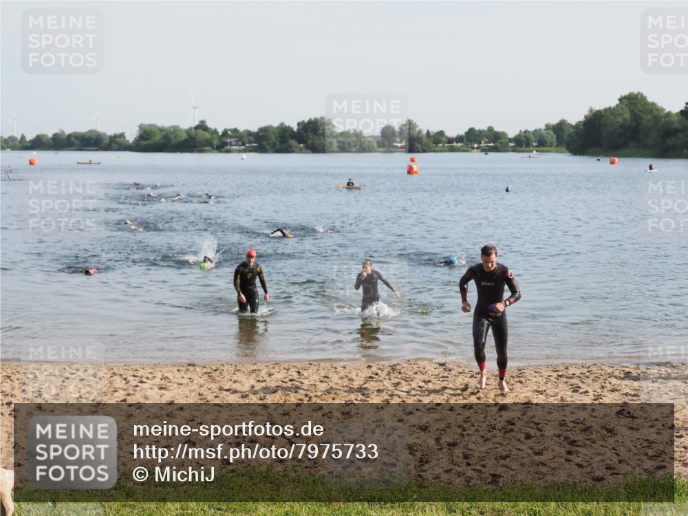 21.06.2025 - 27. Vierlanden-Triathlon MichiJ http://msf.ph/oto/7975733 15.06.2026 08:42:52 Schwimmen 18, 137, 154 meine-sportfotos.de
