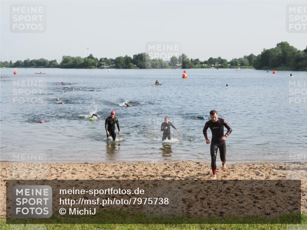 21.06.2025 - 27. Vierlanden-Triathlon MichiJ http://msf.ph/oto/7975738 15.06.2026 08:42:52 Schwimmen 18, 137, 154 meine-sportfotos.de