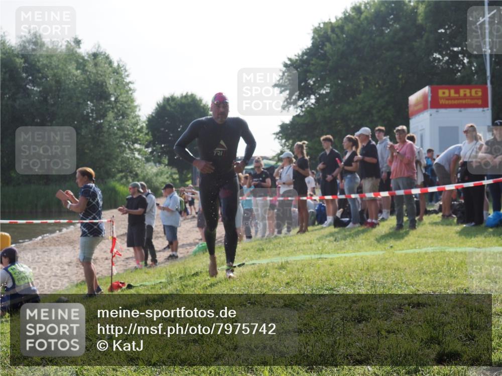 15.06.2025 - 27. Vierlanden-Triathlon KatJ http://msf.ph/oto/7975742 15.06.2025 08:32:26 Schwimmen 50, 188 meine-sportfotos.de
