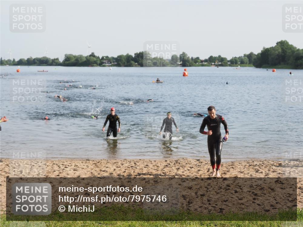 21.06.2025 - 27. Vierlanden-Triathlon MichiJ http://msf.ph/oto/7975746 15.06.2026 08:42:52 Schwimmen 18, 137, 154 meine-sportfotos.de