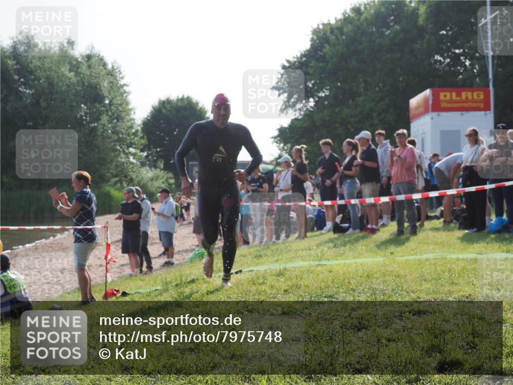 15.06.2025 - 27. Vierlanden-Triathlon KatJ http://msf.ph/oto/7975748 15.06.2025 08:32:26 Schwimmen 50, 188 meine-sportfotos.de