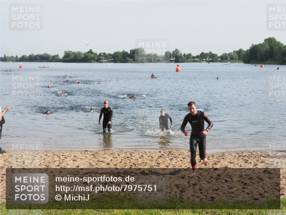 21.06.2025 - 27. Vierlanden-Triathlon MichiJ http://msf.ph/oto/7975751 15.06.2026 08:42:53 Schwimmen 18, 137, 154 meine-sportfotos.de