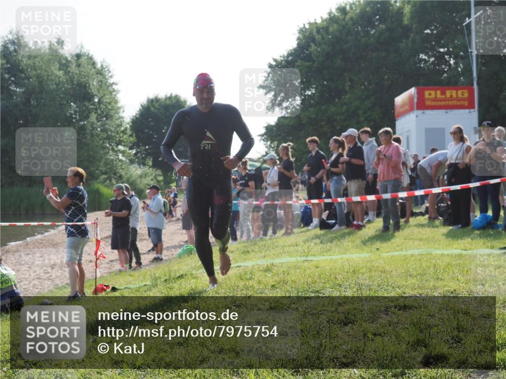 15.06.2025 - 27. Vierlanden-Triathlon KatJ http://msf.ph/oto/7975754 15.06.2025 08:32:26 Schwimmen 50, 188 meine-sportfotos.de