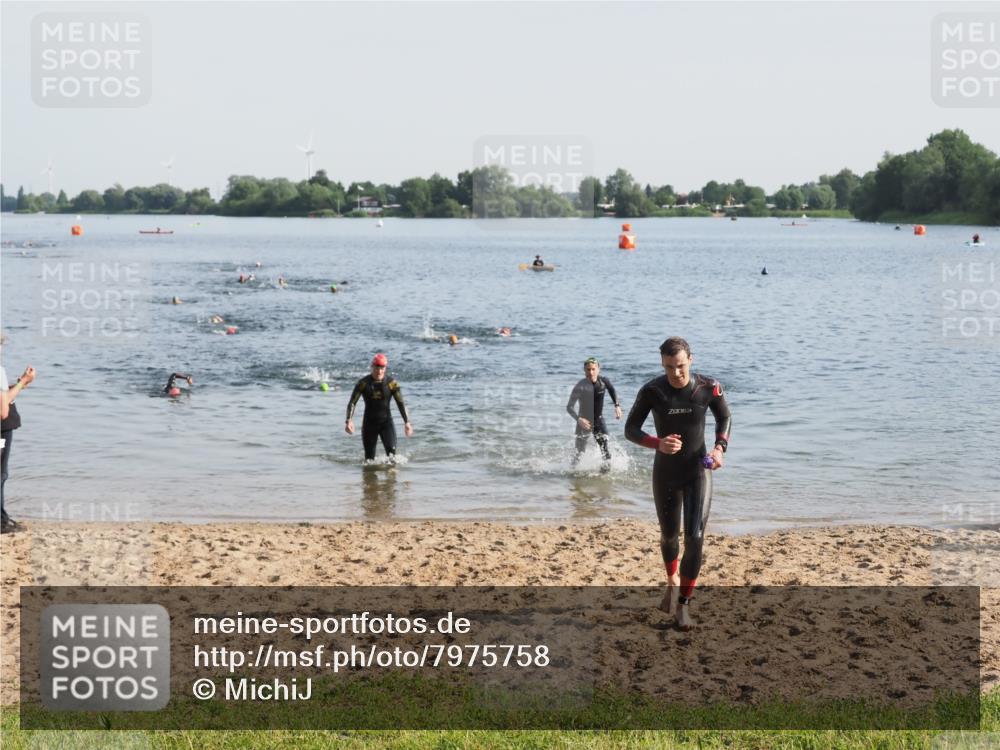 21.06.2025 - 27. Vierlanden-Triathlon MichiJ http://msf.ph/oto/7975758 15.06.2026 08:42:53 Schwimmen 18, 137, 154 meine-sportfotos.de