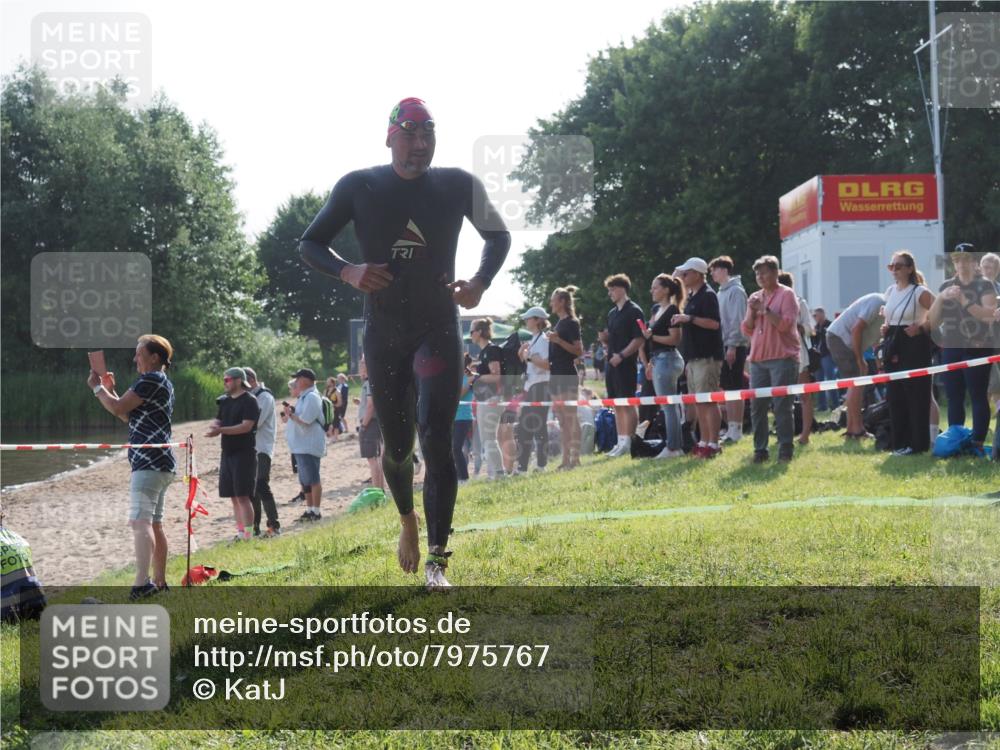 15.06.2025 - 27. Vierlanden-Triathlon KatJ http://msf.ph/oto/7975767 15.06.2025 08:32:27 Schwimmen 50, 188 meine-sportfotos.de