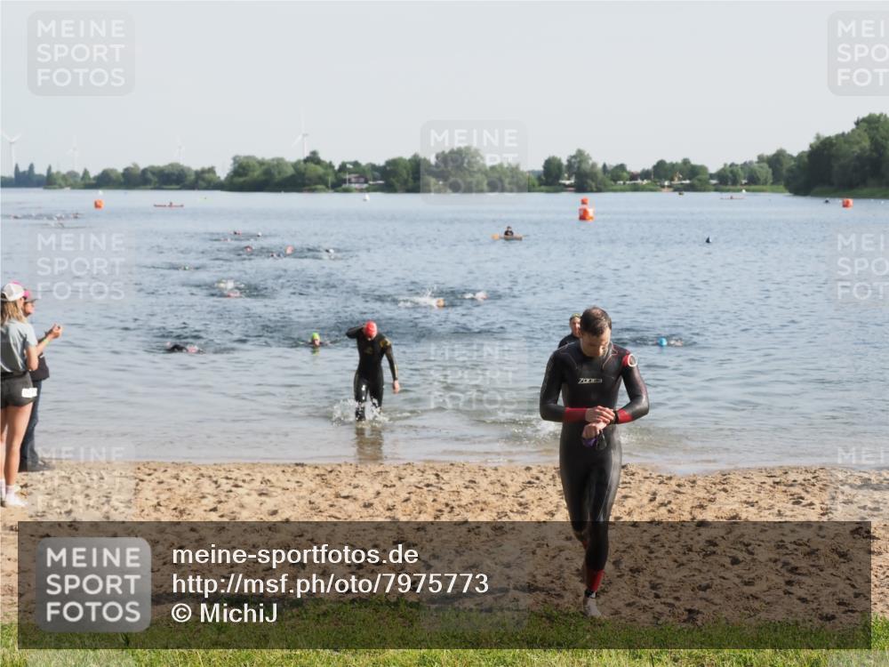 21.06.2025 - 27. Vierlanden-Triathlon MichiJ http://msf.ph/oto/7975773 15.06.2026 08:42:54 Schwimmen 18, 137, 154 meine-sportfotos.de