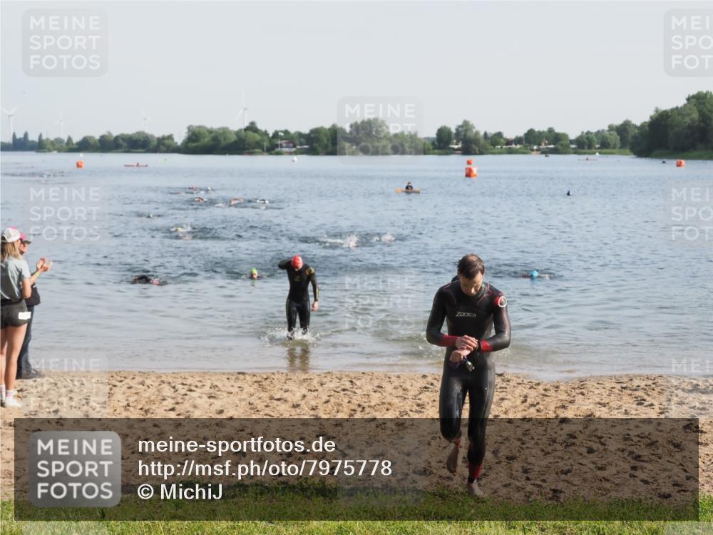 21.06.2025 - 27. Vierlanden-Triathlon MichiJ http://msf.ph/oto/7975778 15.06.2026 08:42:54 Schwimmen 18, 137, 154 meine-sportfotos.de
