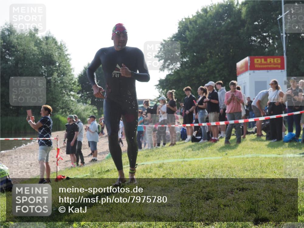 15.06.2025 - 27. Vierlanden-Triathlon KatJ http://msf.ph/oto/7975780 15.06.2025 08:32:27 Schwimmen 50, 188 meine-sportfotos.de