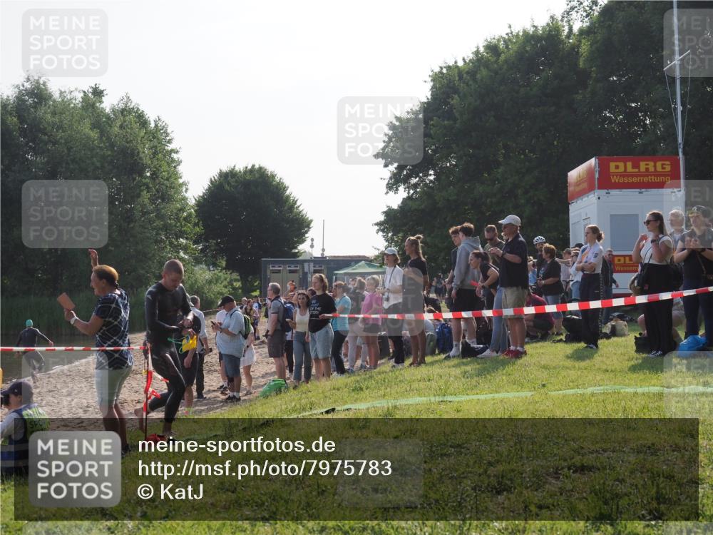 15.06.2025 - 27. Vierlanden-Triathlon KatJ http://msf.ph/oto/7975783 15.06.2025 08:32:34 Schwimmen 14, 26, 188 meine-sportfotos.de