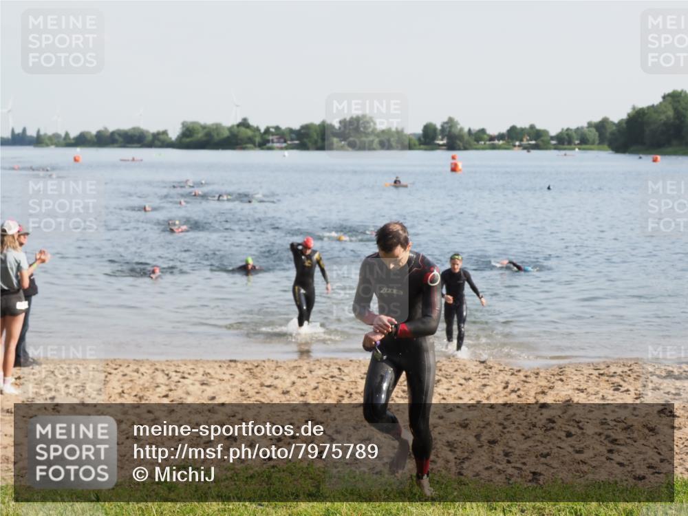 21.06.2025 - 27. Vierlanden-Triathlon MichiJ http://msf.ph/oto/7975789 15.06.2026 08:42:55 Schwimmen 18, 137, 154 meine-sportfotos.de