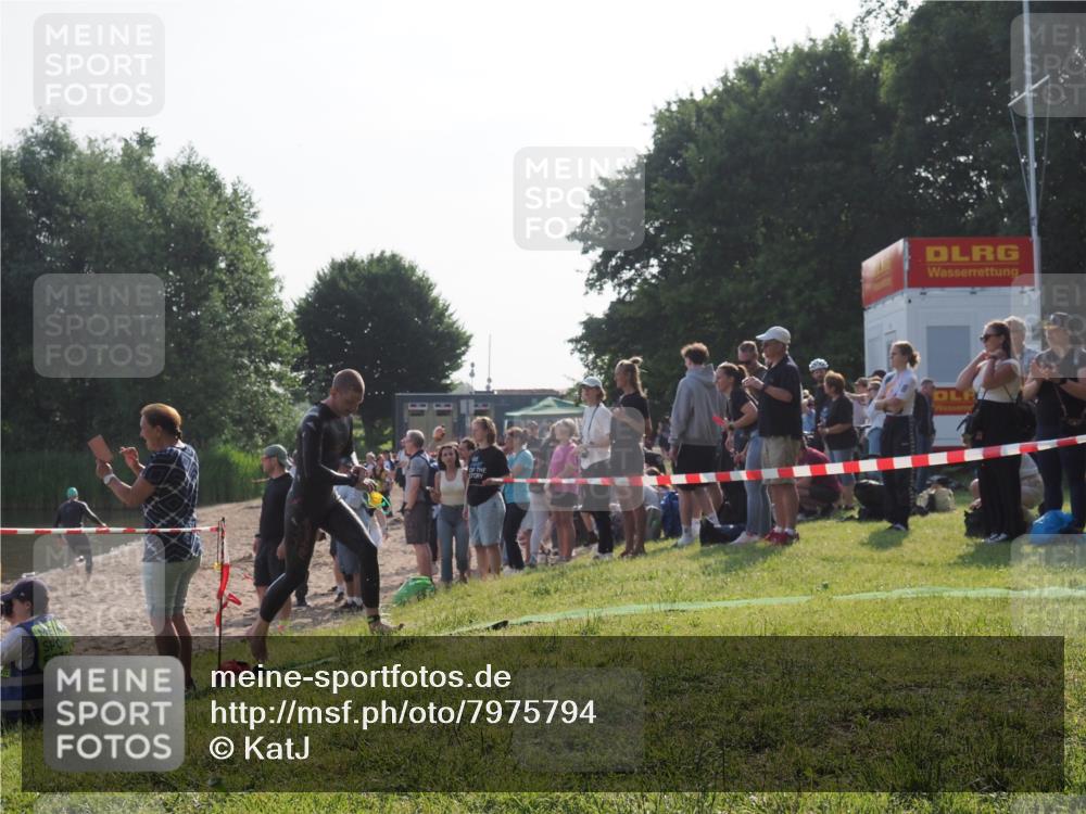15.06.2025 - 27. Vierlanden-Triathlon KatJ http://msf.ph/oto/7975794 15.06.2025 08:32:34 Schwimmen 14, 26, 188 meine-sportfotos.de