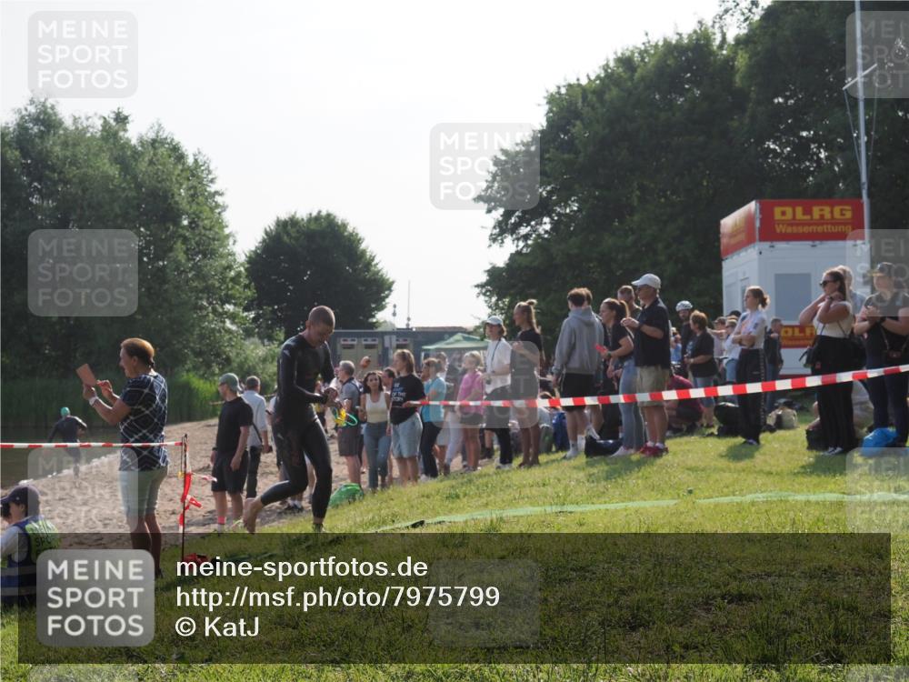 15.06.2025 - 27. Vierlanden-Triathlon KatJ http://msf.ph/oto/7975799 15.06.2025 08:32:35 Schwimmen 14, 26 meine-sportfotos.de