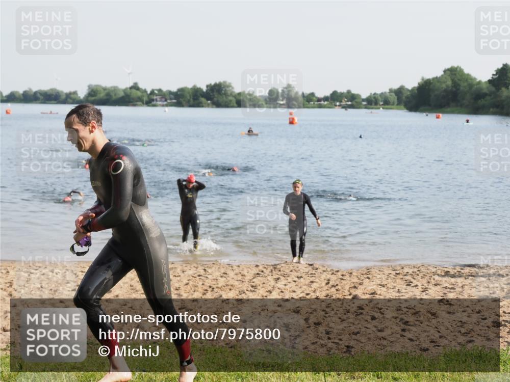 21.06.2025 - 27. Vierlanden-Triathlon MichiJ http://msf.ph/oto/7975800 15.06.2026 08:42:55 Schwimmen 18, 137, 154 meine-sportfotos.de