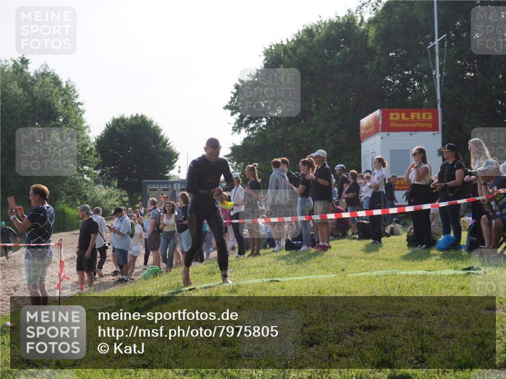 15.06.2025 - 27. Vierlanden-Triathlon KatJ http://msf.ph/oto/7975805 15.06.2025 08:32:35 Schwimmen 14, 26 meine-sportfotos.de