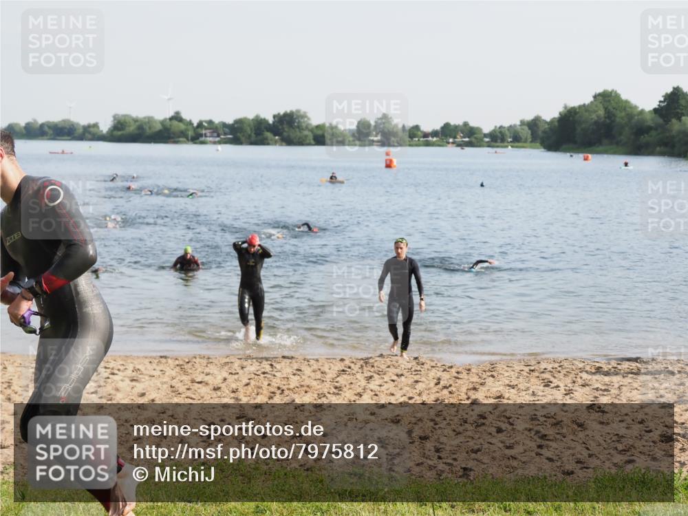 21.06.2025 - 27. Vierlanden-Triathlon MichiJ http://msf.ph/oto/7975812 15.06.2026 08:42:56 Schwimmen 18, 137, 154 meine-sportfotos.de