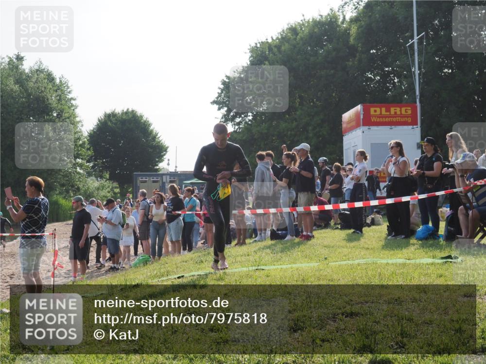 15.06.2025 - 27. Vierlanden-Triathlon KatJ http://msf.ph/oto/7975818 15.06.2025 08:32:35 Schwimmen 14, 26 meine-sportfotos.de