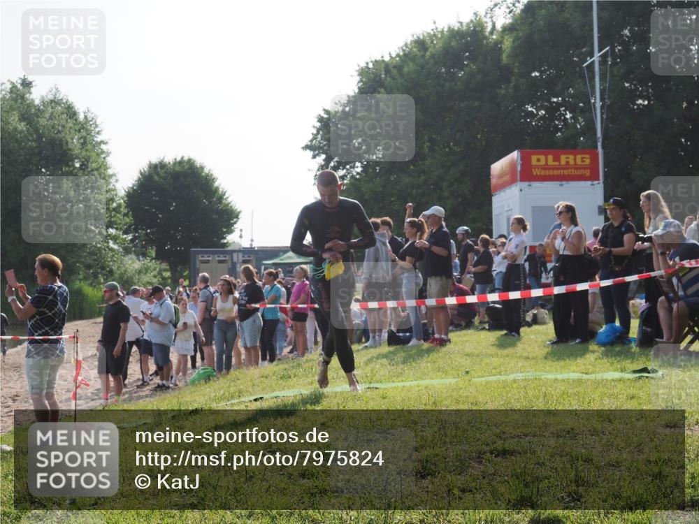 15.06.2025 - 27. Vierlanden-Triathlon KatJ http://msf.ph/oto/7975824 15.06.2025 08:32:36 Schwimmen 14, 26 meine-sportfotos.de