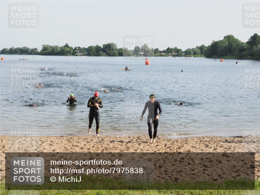21.06.2025 - 27. Vierlanden-Triathlon MichiJ http://msf.ph/oto/7975838 15.06.2026 08:42:57 Schwimmen 18, 72, 137, 154 meine-sportfotos.de