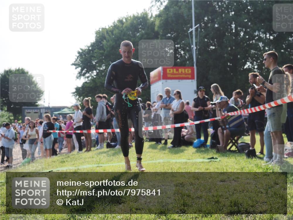 15.06.2025 - 27. Vierlanden-Triathlon KatJ http://msf.ph/oto/7975841 15.06.2025 08:32:37 Schwimmen 14, 26 meine-sportfotos.de