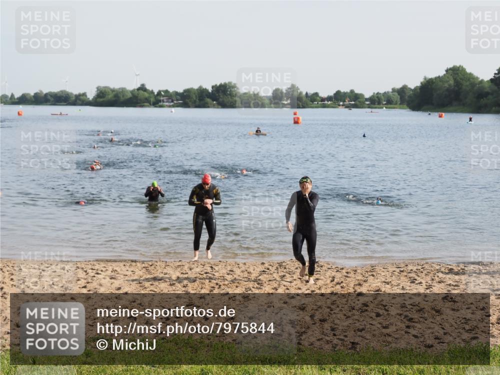 21.06.2025 - 27. Vierlanden-Triathlon MichiJ http://msf.ph/oto/7975844 15.06.2026 08:42:57 Schwimmen 18, 72, 137, 154 meine-sportfotos.de