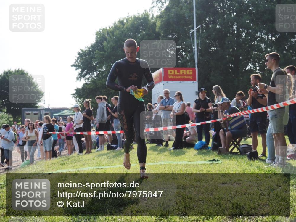 15.06.2025 - 27. Vierlanden-Triathlon KatJ http://msf.ph/oto/7975847 15.06.2025 08:32:37 Schwimmen 14, 26 meine-sportfotos.de