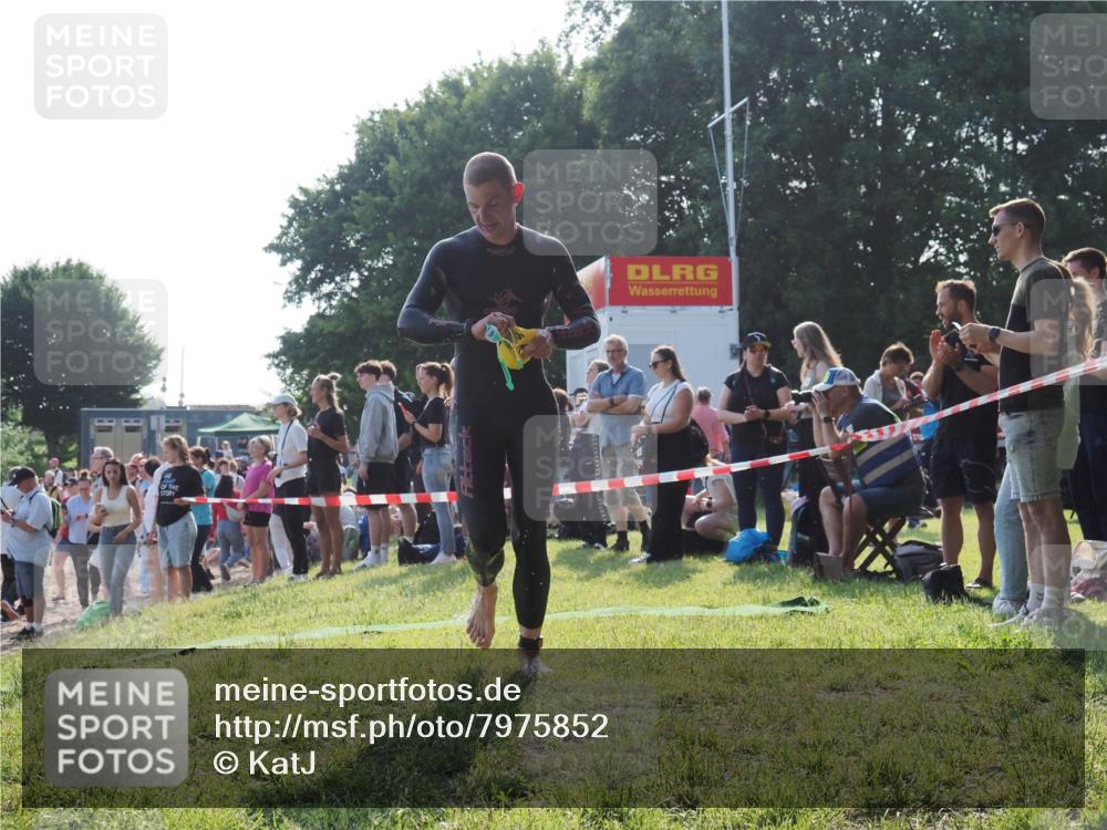 15.06.2025 - 27. Vierlanden-Triathlon KatJ http://msf.ph/oto/7975852 15.06.2025 08:32:37 Schwimmen 14, 26 meine-sportfotos.de