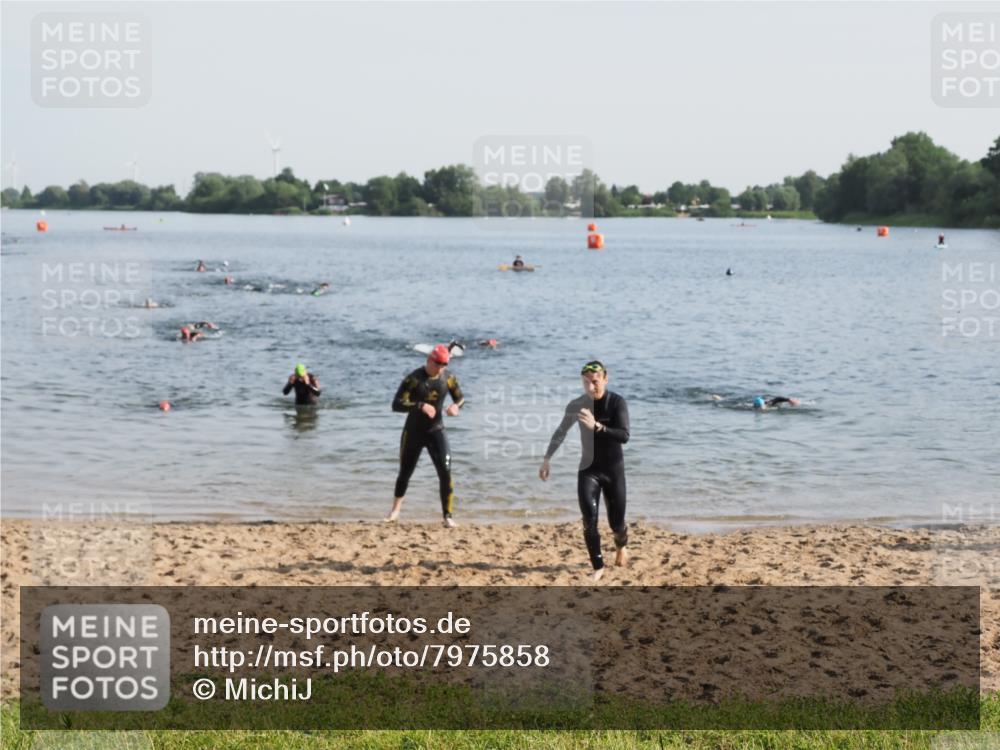 21.06.2025 - 27. Vierlanden-Triathlon MichiJ http://msf.ph/oto/7975858 15.06.2026 08:42:58 Schwimmen 18, 72, 137, 154 meine-sportfotos.de