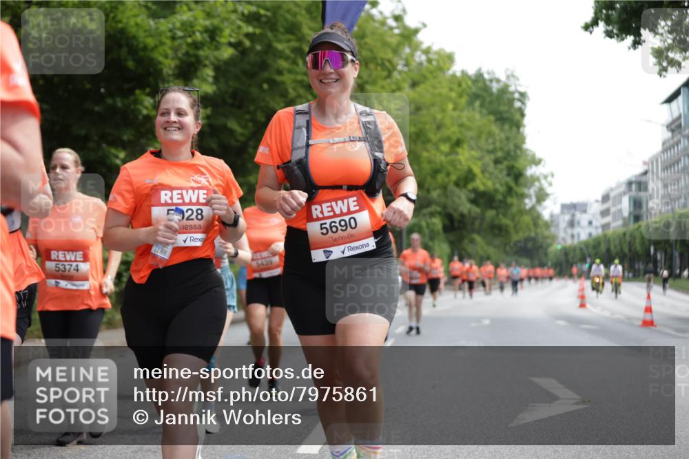 15.06.2025 - REWE Women's Run Jannik Wohlers http://msf.ph/oto/7975861 15.06.2025 10:10:25 Laufen 5374, 028, 5430, 5690 meine-sportfotos.de