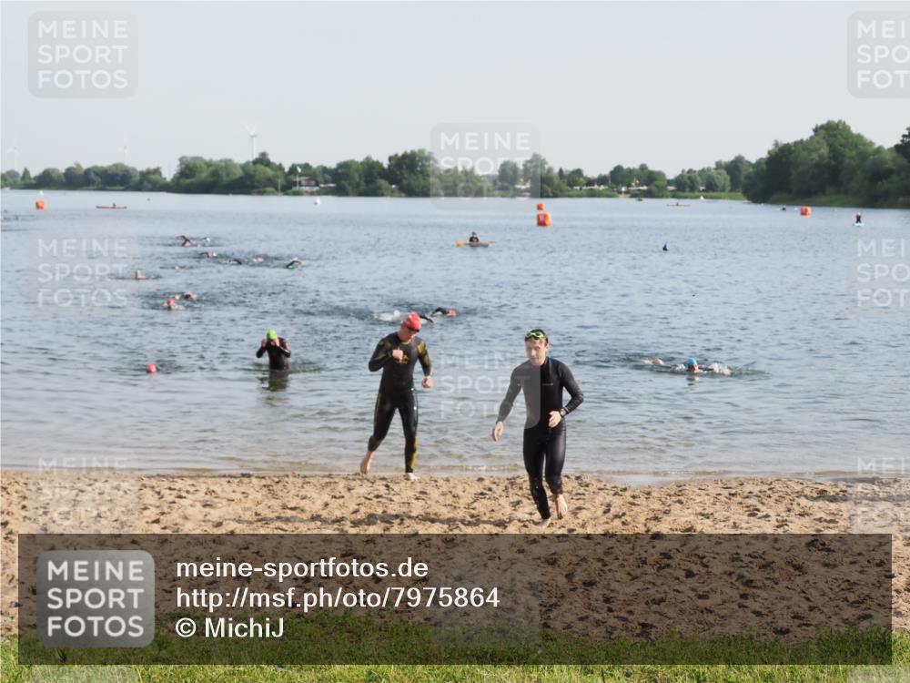 21.06.2025 - 27. Vierlanden-Triathlon MichiJ http://msf.ph/oto/7975864 15.06.2026 08:42:58 Schwimmen 18, 72, 137, 154 meine-sportfotos.de