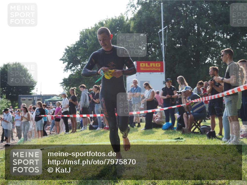 15.06.2025 - 27. Vierlanden-Triathlon KatJ http://msf.ph/oto/7975870 15.06.2025 08:32:37 Schwimmen 14, 26 meine-sportfotos.de