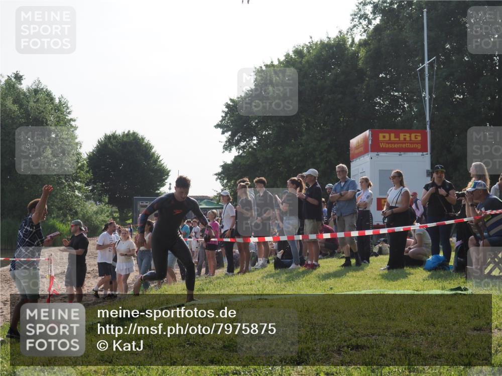 15.06.2025 - 27. Vierlanden-Triathlon KatJ http://msf.ph/oto/7975875 15.06.2025 08:32:39 Schwimmen 14, 26, 38 meine-sportfotos.de