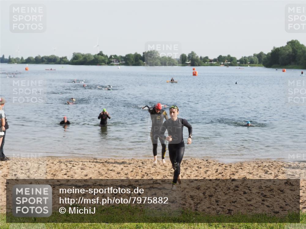 21.06.2025 - 27. Vierlanden-Triathlon MichiJ http://msf.ph/oto/7975882 15.06.2026 08:42:59 Schwimmen 18, 72, 137 meine-sportfotos.de