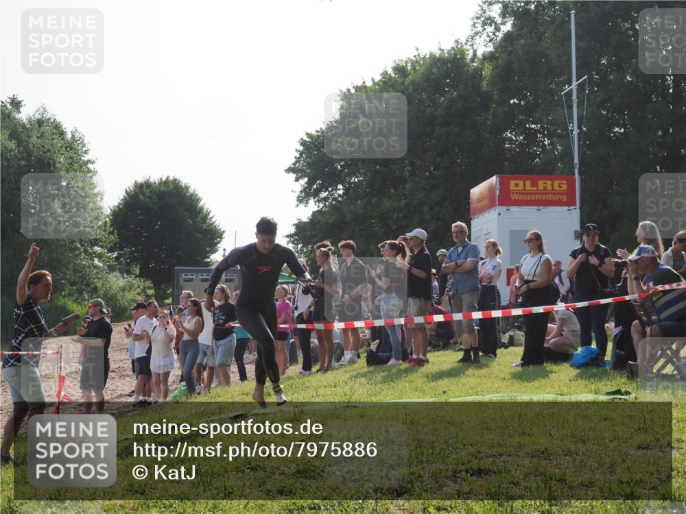 15.06.2025 - 27. Vierlanden-Triathlon KatJ http://msf.ph/oto/7975886 15.06.2025 08:32:40 Schwimmen 14, 26, 38 meine-sportfotos.de