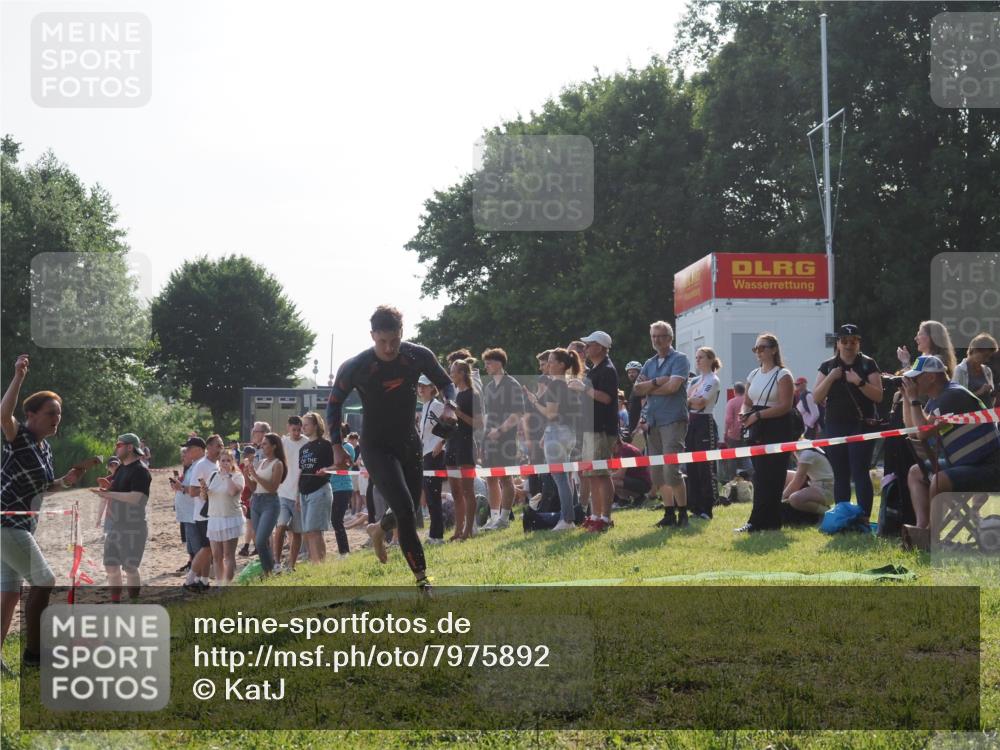 15.06.2025 - 27. Vierlanden-Triathlon KatJ http://msf.ph/oto/7975892 15.06.2025 08:32:40 Schwimmen 14, 26, 38 meine-sportfotos.de