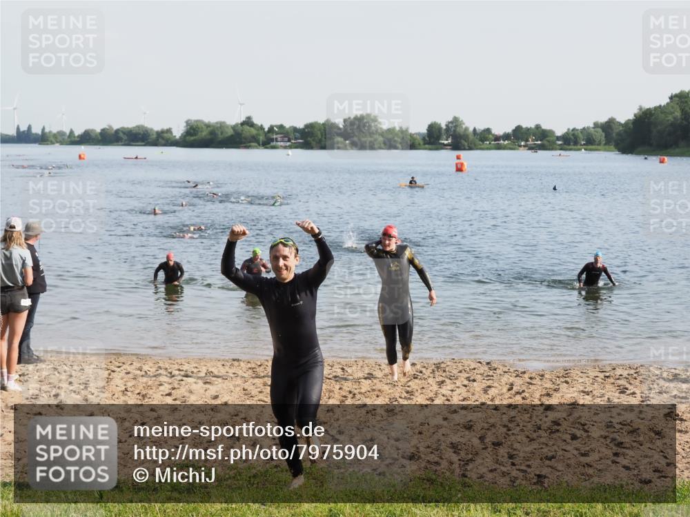 21.06.2025 - 27. Vierlanden-Triathlon MichiJ http://msf.ph/oto/7975904 15.06.2026 08:43:00 Schwimmen 18, 72, 100, 137 meine-sportfotos.de