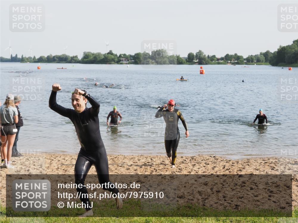 21.06.2025 - 27. Vierlanden-Triathlon MichiJ http://msf.ph/oto/7975910 15.06.2026 08:43:00 Schwimmen 18, 72, 100, 137 meine-sportfotos.de