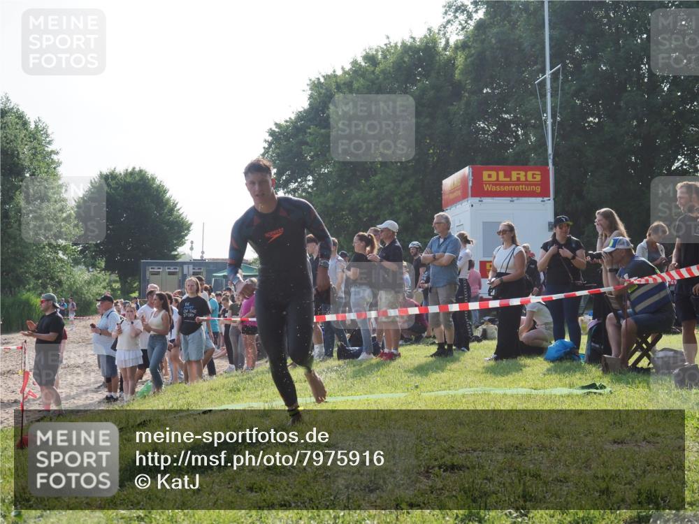 15.06.2025 - 27. Vierlanden-Triathlon KatJ http://msf.ph/oto/7975916 15.06.2025 08:32:41 Schwimmen 14, 25, 26, 38 meine-sportfotos.de