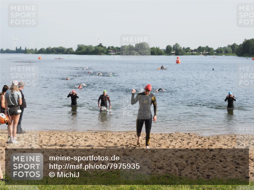21.06.2025 - 27. Vierlanden-Triathlon MichiJ http://msf.ph/oto/7975935 15.06.2026 08:43:01 Schwimmen 18, 72, 100, 137 meine-sportfotos.de