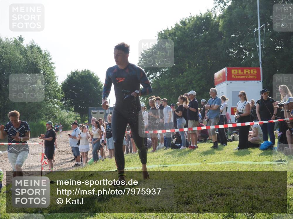 15.06.2025 - 27. Vierlanden-Triathlon KatJ http://msf.ph/oto/7975937 15.06.2025 08:32:41 Schwimmen 14, 25, 26, 38 meine-sportfotos.de