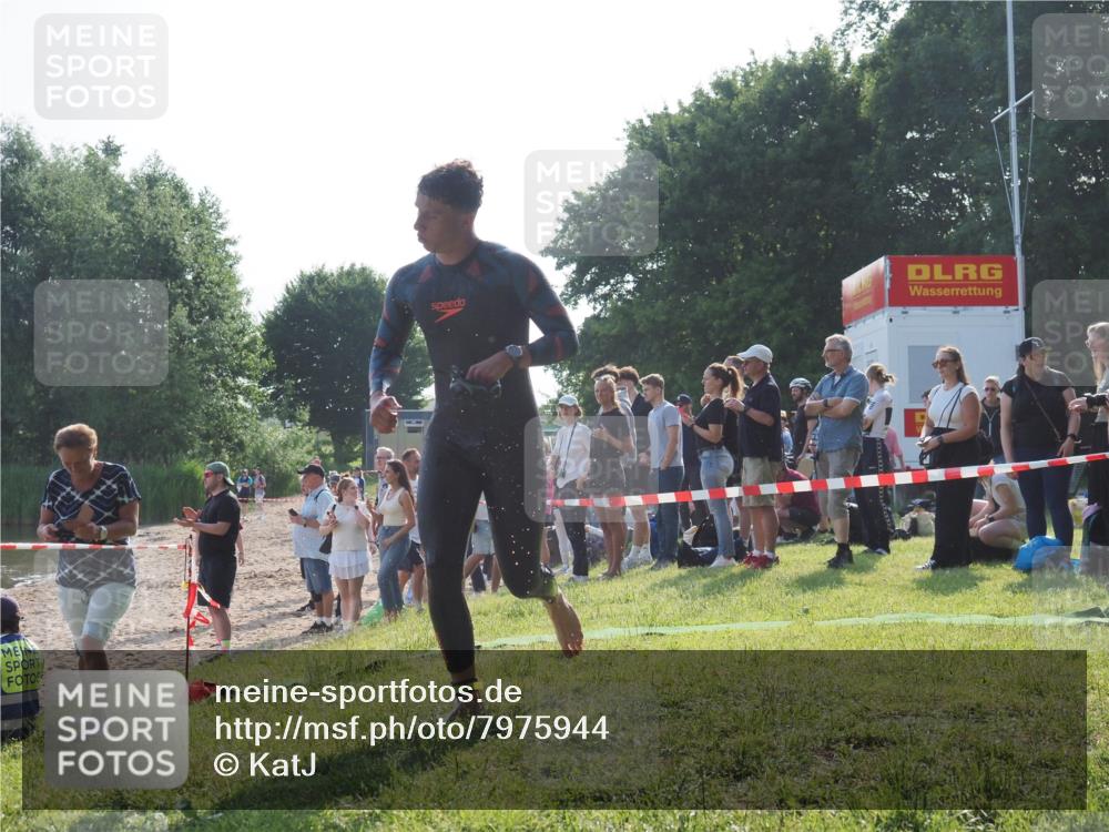 15.06.2025 - 27. Vierlanden-Triathlon KatJ http://msf.ph/oto/7975944 15.06.2025 08:32:41 Schwimmen 14, 25, 26, 38 meine-sportfotos.de